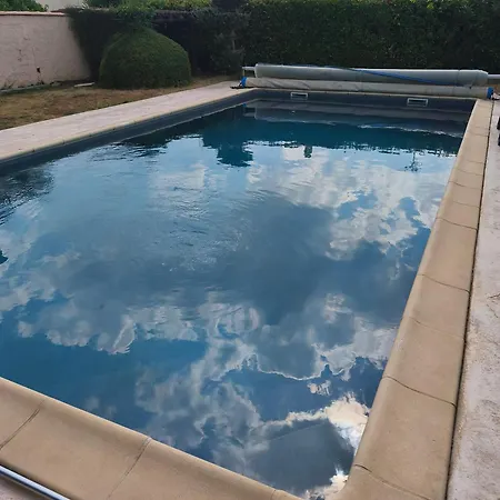 Maison Provencale Avec Grande Piscine * Garons